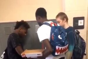 Colegas oferecem roupa a jovem após ser gozado por usar sempre a mesma indumentária 