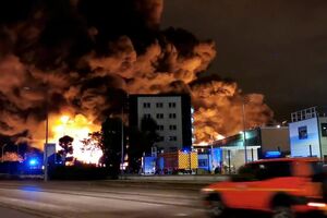 Incêndio em fábrica de produtos químicos pinta céu da cidade francesa de Rouen de negro