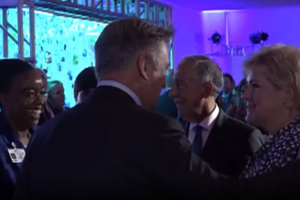 "Nado todos os dias": Marcelo Rebelo de Sousa brinca com o ator Alec Baldwin em Nova Iorque