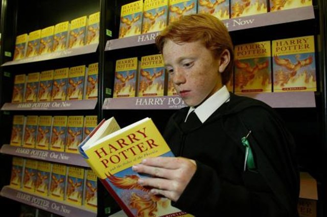 Escola católica proíbe livros de Harry Potter porque 'conjuram feitiços