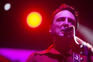 Samuel Úria lança novo disco: 'Temos que estar preparados para outra guerra'