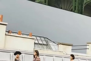 Gigi Hadid expulsa comediante que invadiu o desfile da Chanel