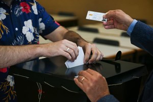 Espanhóis estão 'fartos' de eleições mas abstêm-se menos que portugueses