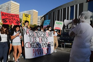 Centenas de alunos, pais e professores exigem retirada de amianto na Portela de Sacavém
