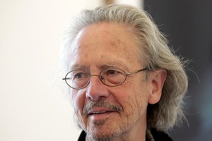 Associação bósnia quer retirar Nobel da Literatura a Peter Handke