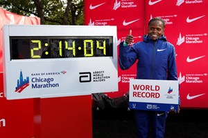Brigid Kosgei retira mais de um minuto ao recorde do mundo da maratona