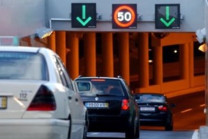 Colisão deixa Túnel do Marquês de Pombal cortado no sentido Cascais - Lisboa