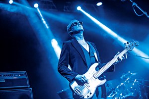 Baixista dos Bauhaus a solo