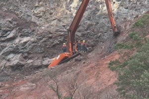 Buscas de manobrador de máquina que caiu em pedreira de Vila Viçosa retomadas no domingo