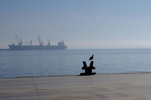 Navio acidentado e carregado de aço à deriva ao largo da costa portuguesa