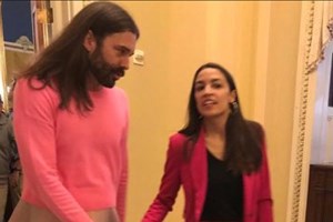 O 'homem de saias' de Ocasio-Cortez é apresentador e não assessor
