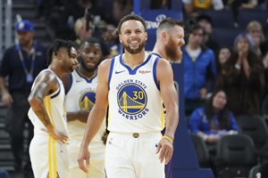 Basquetebolista Stephen Curry parte mão após pisadela