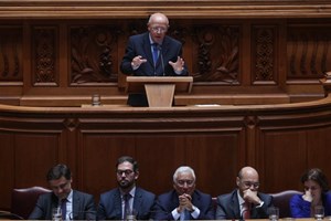 Santos Silva avisa que 'coligações negativas' contra PS serão 'traição' ao eleitorado