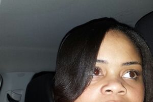 Jovem negra morta a tiro dentro de casa por polícia norte-americano 