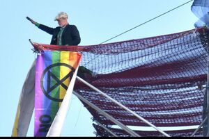 Ativista do grupo Extinction Rebellion escala Big Ben vestido de Boris Johnson e faz saudação nazi