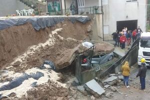 Muro desaba em cima de carro com mulher no interior