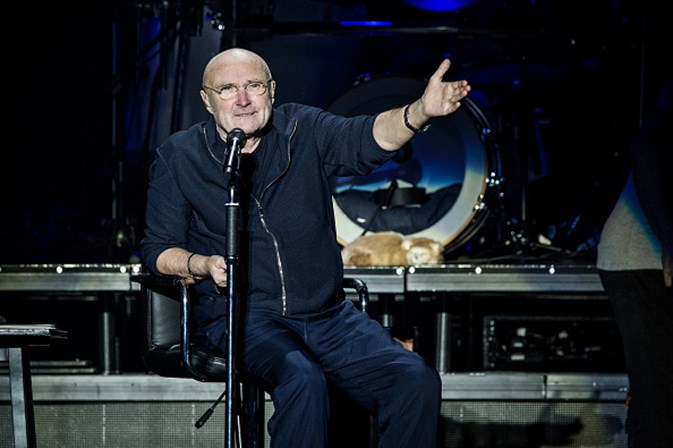 Phil Collins sofre queda em palco durante concerto