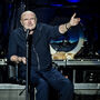 Phil Collins sofre queda em palco durante concerto