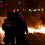 Caos em Barcelona: carros incendiados e confrontos entre polícias e manifestantes