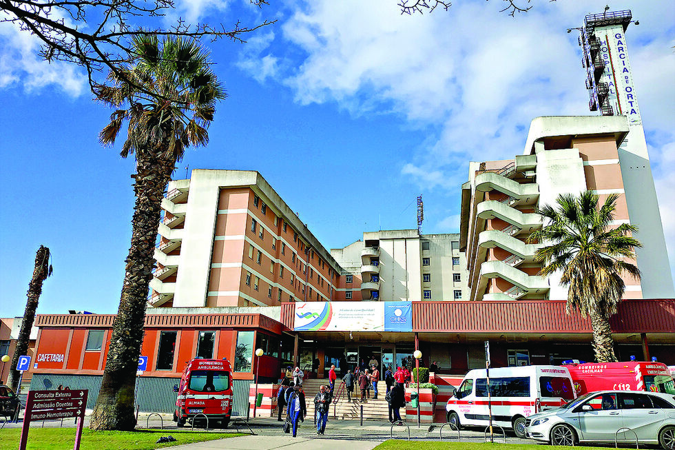 Ator está internado há cerca de um mês no Hospital Garcia de Orta