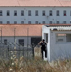 Incêndio deflagrou na prisão de Tires por reclusa incendiar colchão. Cinco guardas foram para o hospital