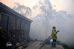 Três mortos, vários desaparecidos e 150 casas destruídas por incêndios na Austrália