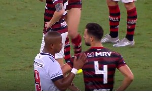 Provocações, empurrões e até Jorge Jesus teve de intervir no final do Flamengo-Vasco