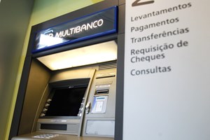 Fazer transferências bancárias só com n.º de telemóvel vai ser possível para todos