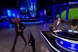 Vitória do Tottenham de Mourinho deixa Peter Crouch afónico