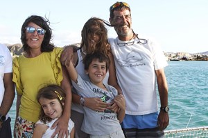 Deixaram tudo para trás para dar a volta ao mundo num barco à vela com três filhos