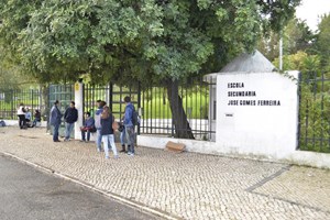 Notas dos exames do 9.º ano melhoram ligeiramente, mas a maioria das escolas voltou a chumbar