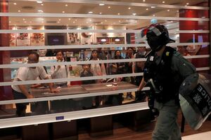 confrontos violentos polícia Hong Kong centro comercial 