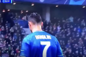 A troca de palavras entre Sarri e Cristiano Ronaldo após inesperada substituição