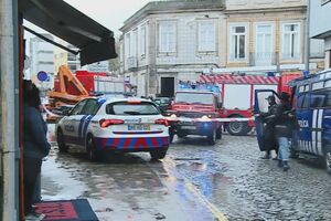 Carro embateu contra casa