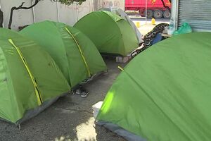 tendas onde vivia Sara mãe bebé abandonado lixo 