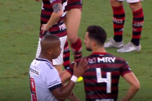 Provocações, empurrões e até Jorge Jesus teve de intervir no final do Flamengo-Vasco