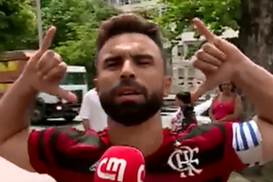 Sósias dos jogadores do Flamengo desfilam nas ruas do Rio de Janeiro