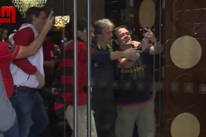 "Jesus está no nosso coração": Adeptos 'invadem' hotel onde estava equipa do Flamengo e nem Gabriel o Pensador faltou à festa