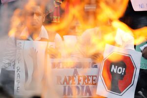 protesto, india, violação