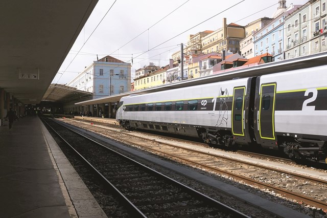 Falha no desenho: Espanhola Renfe pede desculpa por colocar Vigo em  Portugal - Mundo - SÁBADO