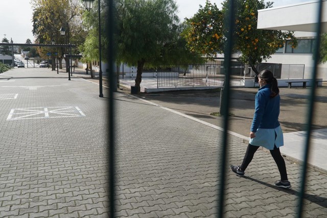 Centenas de professores e auxiliares em protesto e escolas