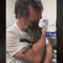 O momento do reencontro entre dono e gato desaparecido há sete anos
