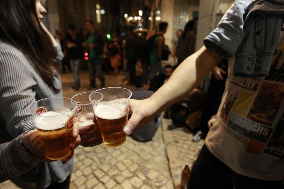 jovens bares bebidas alcool