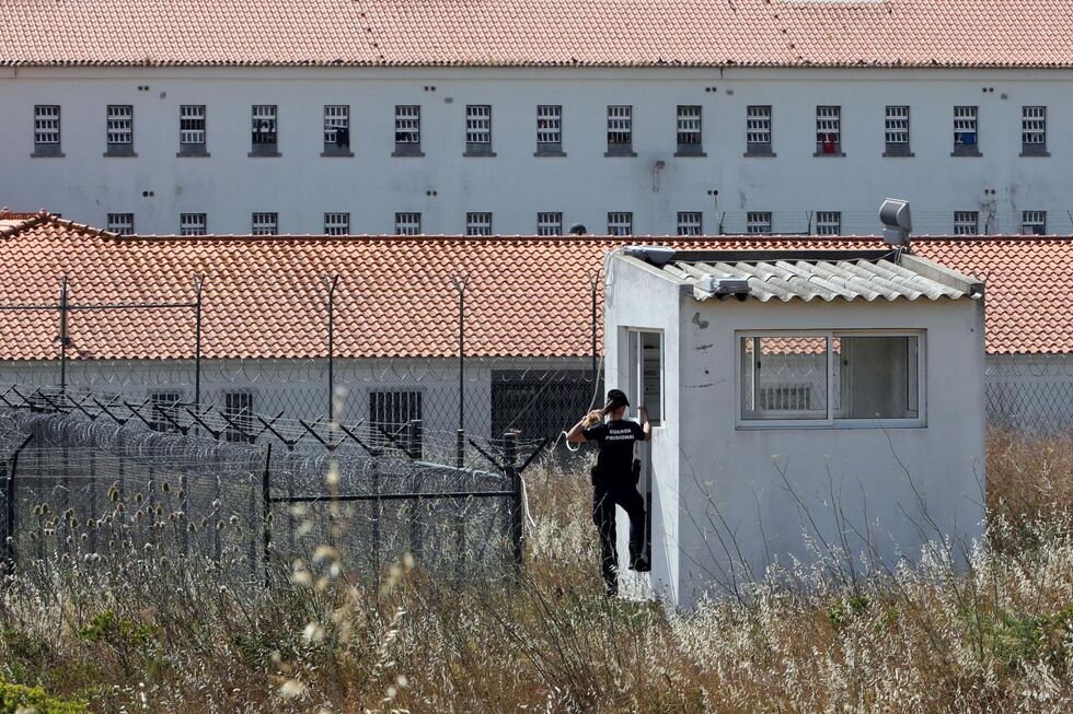 Incêndio na prisão de Tires: reclusa queima colchão e cinco guardas são hospitalizadas