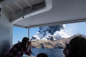 Pelo menos 20 turistas poderão ter morrido devido a vulcão na Nova Zelândia