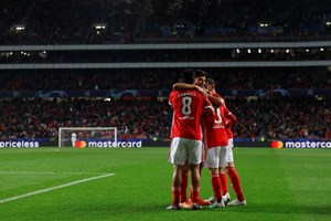 Benfica vence Zenit e segue para a Liga Europa