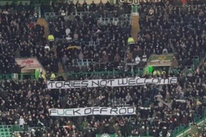 Adeptos do Celtic não perdoam apoio de Rod Stewart a Johnson: 'Vai-te f****, Rod!'