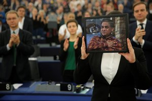 Filha de ativista pelos direitos dos uigur aceita prémio Sakharov em nome do pai