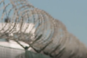 Presa lança fogo à cela na cadeia de Tires para tentar fugir