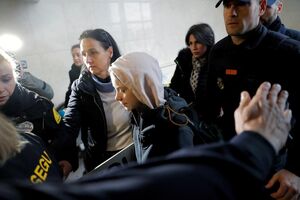 greta recebida em madrid por jornalistas